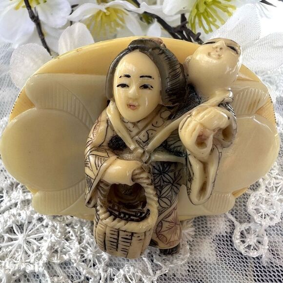 Vintage Japanese Netsuke Style Resin Mother & Child Figures - Picture 1 of 11